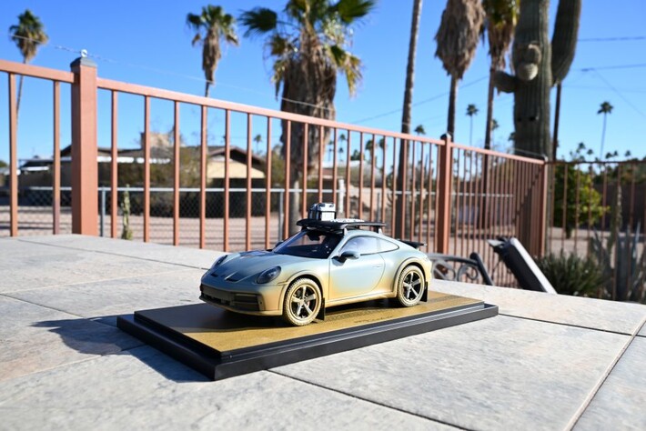 Porsche Modellauto 911 Dakar 1:18 in Shadegreen