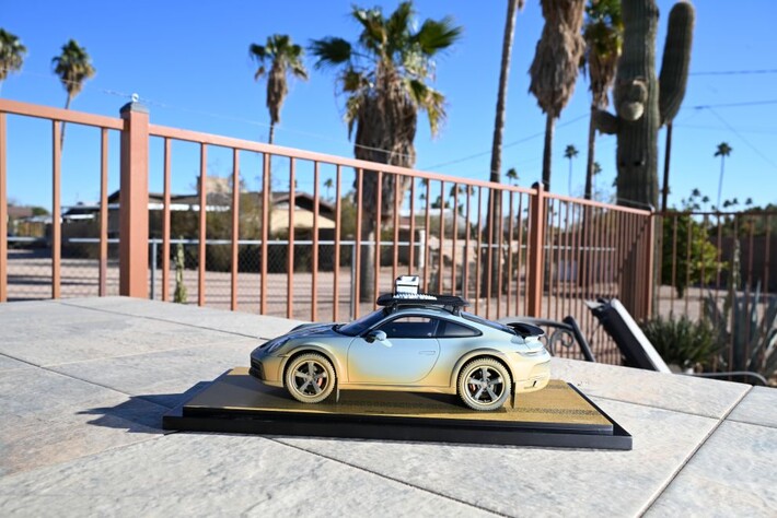 Porsche Modellauto 911 Dakar 1:18 in Shadegreen