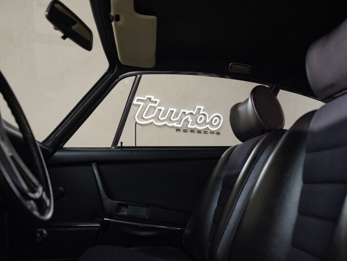 Porsche Turbo-Leuchtschriftzug